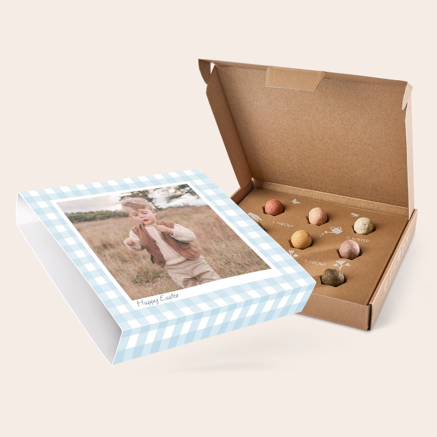 Bombas de semillas en caja personalizada - Flores silvestres Caja personalizada con foto de niño y texto "Happy Easter", con 6 bombas de semillas de flores silvestres.