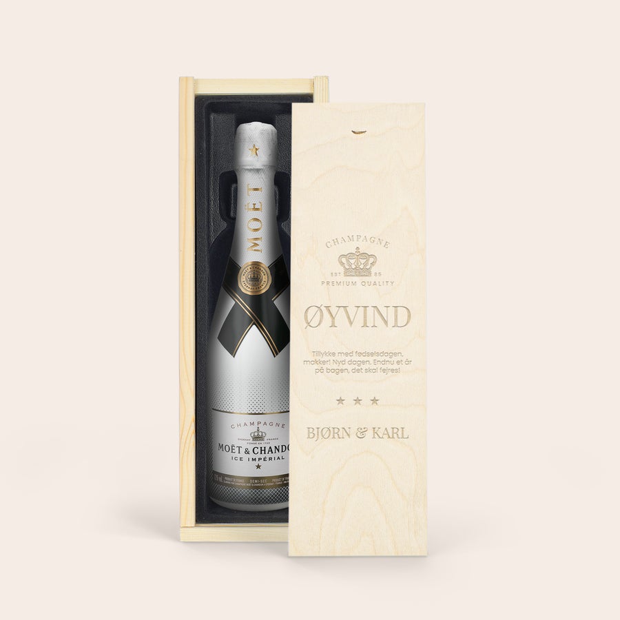 Moet & Chandon Ice Imperial champagne is personlig trækasse Flaske Moët & Chandon Ice Impérial i en luksusgraveret kasse med teksten Øyvind og Bjørn & Karl