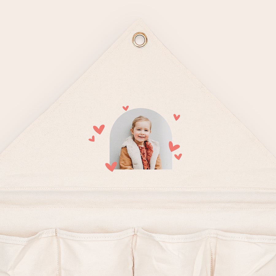 Hangende Opbergzak met naam en/of foto Gepersonaliseerde hangende opbergzak organiser met foto van lachend meisje, bedrukt met hartjes en ophangoog.