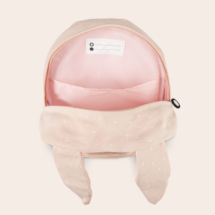 Mochila infantil personalizada - Trixie Mochila infantil rosa personalizada con diseño de orejas y nombre impreso, abierta mostrando su interior.