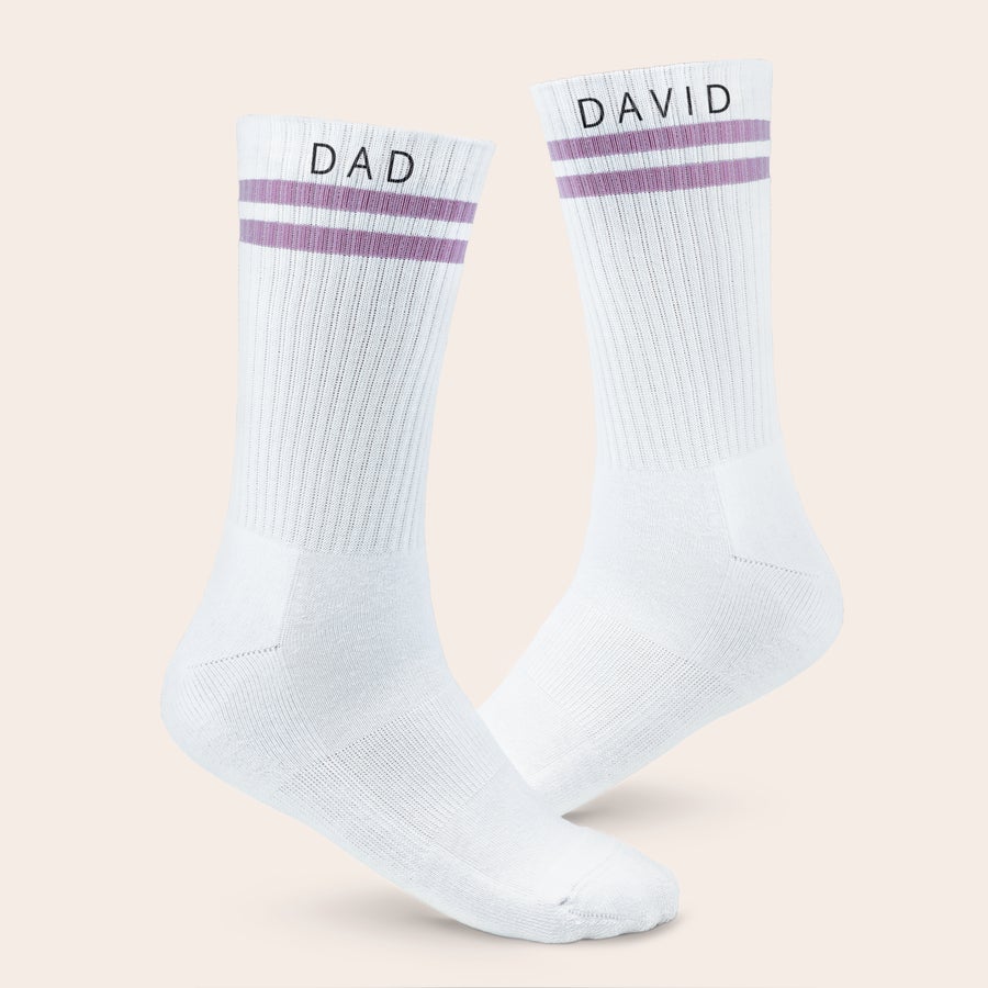 Sportovní ponožky se jménem Bílé sportovní ponožky s fialovými pruhy a potiskem jmen David a Dad, zvyšte svou hru s párem přizpůsobených sportovních ponožek