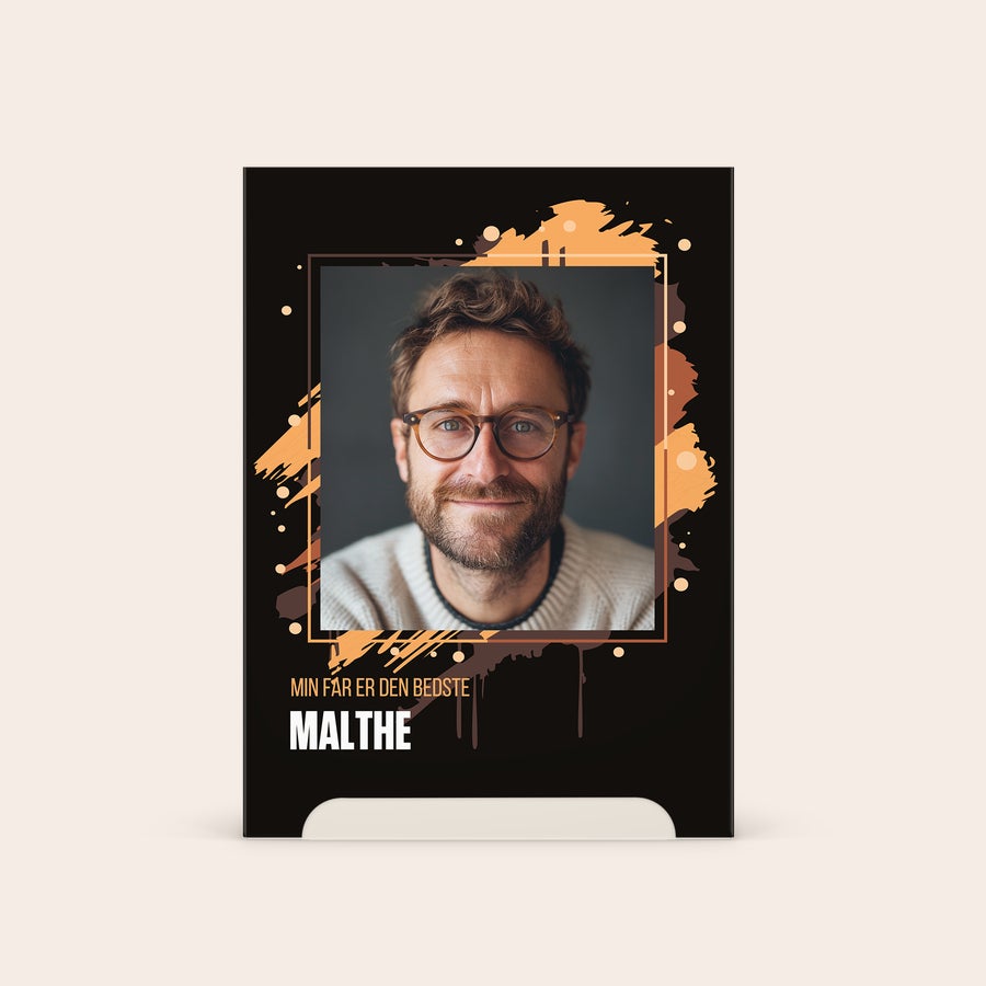 Personligt øksegavesæt - Dark Temptation Axe-gavesæt med personligt cover, trykt med et billede af en mand og teksten "MIN FAR ER DEN BEDSTE MALTHE".