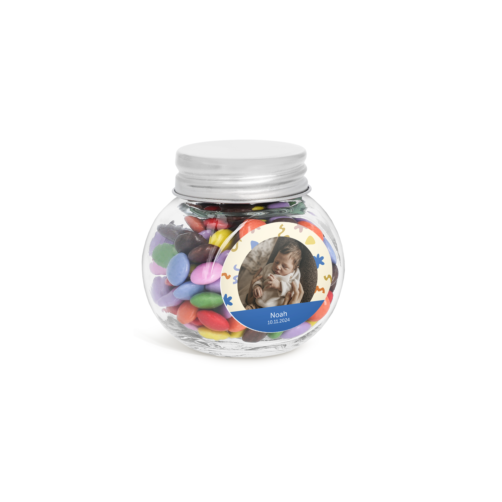 Mini caixa de doces de vidro com chocolates coloridos e adesivo personalizado com foto de bebê, nome e data