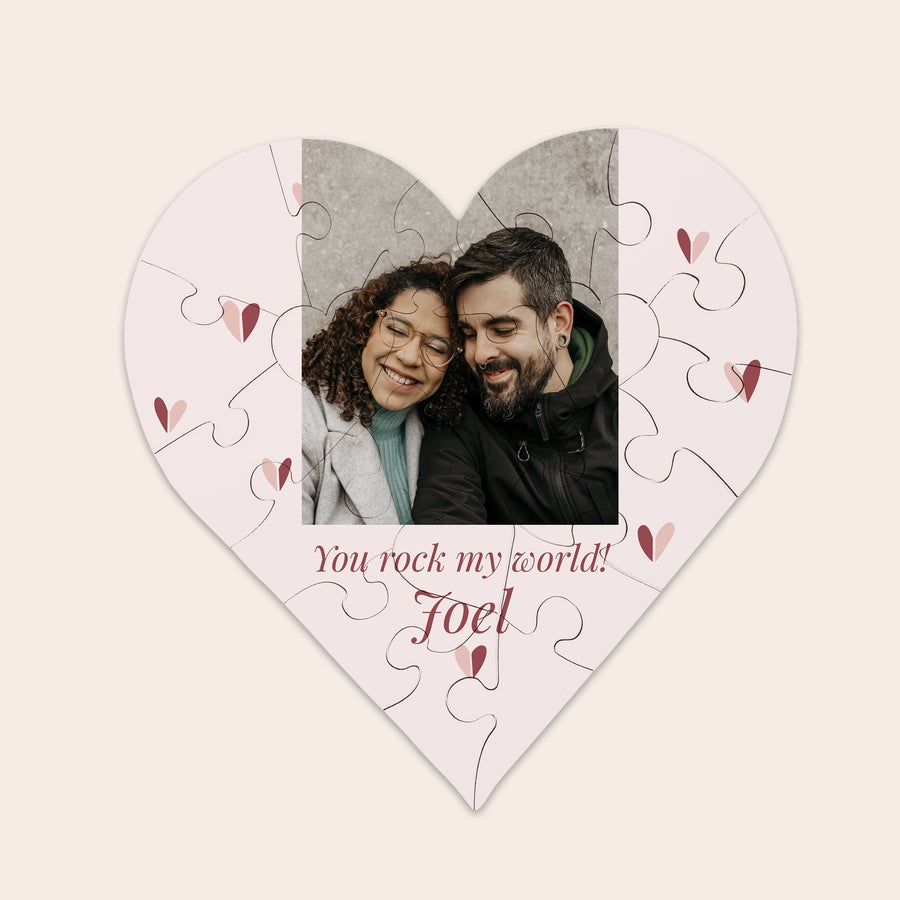 Personalizované Puzzle srdce (23ks) Puzzle v tvare srdca s vlastnou fotografiou páru a textom "You rock my world!" a menom Joel, zdobené srdiečkami.