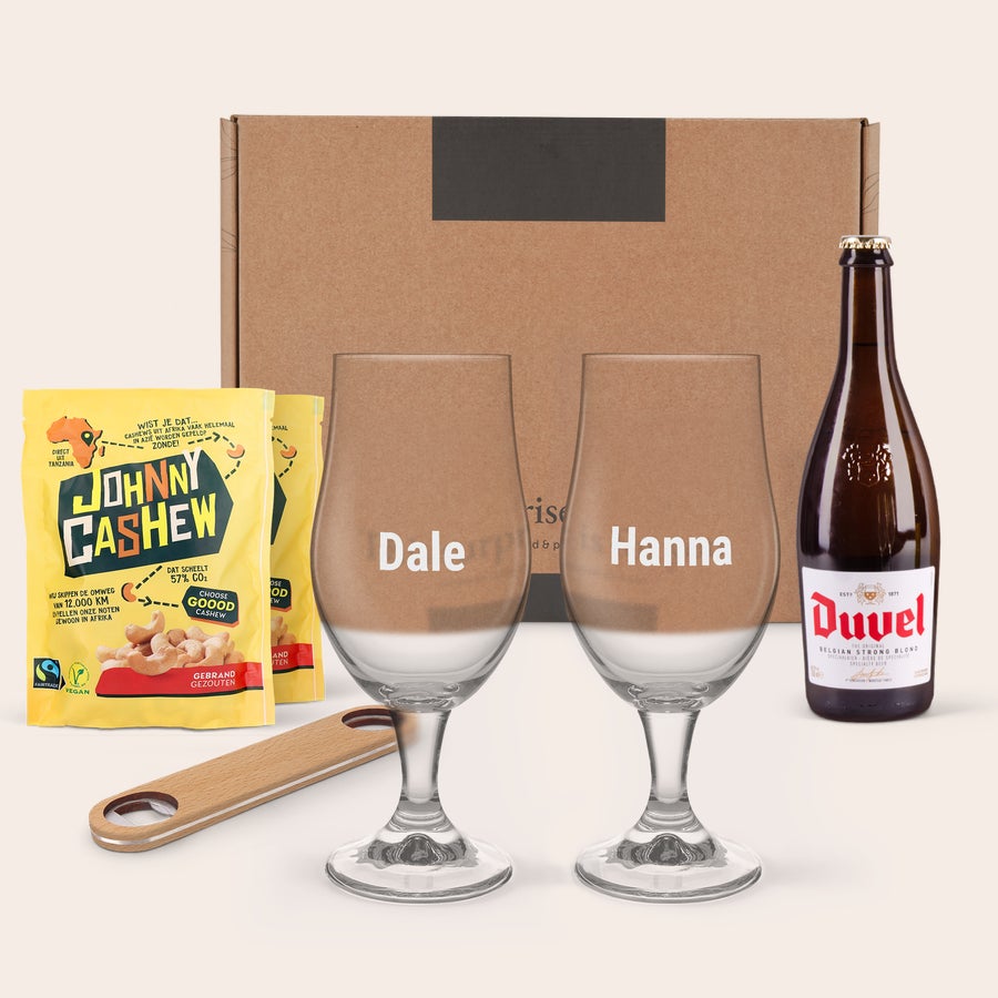 Pacchetto Regalo Birra con Bicchieri e Anacardi Cesta regalo birra con due bicchieri incisi "Dale" e "Hanna", birra Duvel, noci Johnny Cashew e apribottiglie
