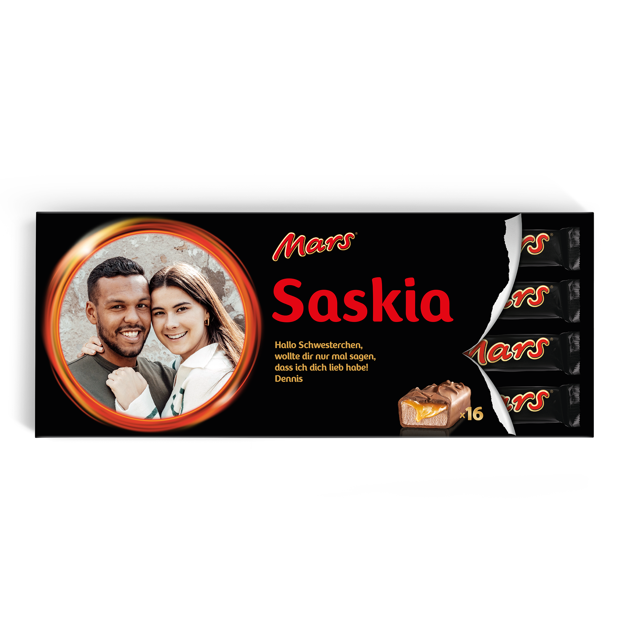Dieser personalisierte XXL Mars Schokoriegel hat eine bedruckte Verpackung mit einem Foto von zwei Personen, dem Namen "Saskia" und der Nachricht "Hallo Schwesterchen, wollte dir nur mal sagen, dass ich dich lieb habe! Dennis".