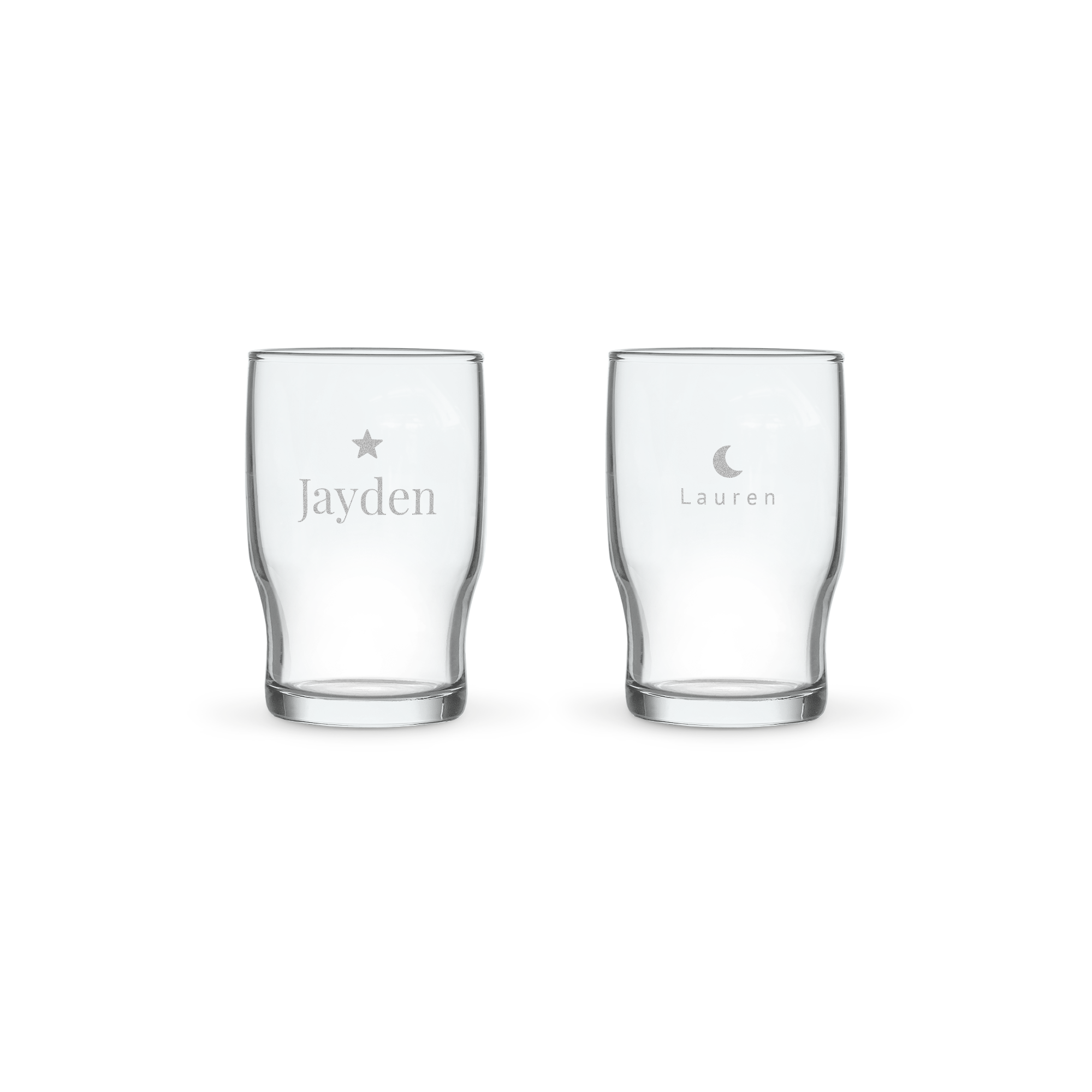 Una coppia di bicchieri d'acqua personalizzati con nomi incisi al laser e simboli, un bicchiere d'acqua ha un sapore migliore in un bicchiere d'acqua personalizzato