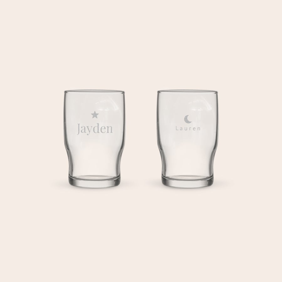 Vesilasi kaiverruksella Kaksi yksilöityä vesilasia kaiverrettuna, toisessa nimi "Jayden" ja tähti, toisessa nimi "Lauren" ja puolikuu.