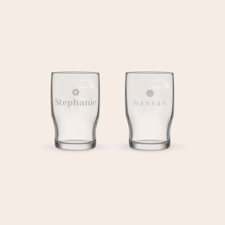 Pahar de apă personalizat Set de două pahare de apă personalizate, gravate cu numele Stephanie și Hannah și simboluri.