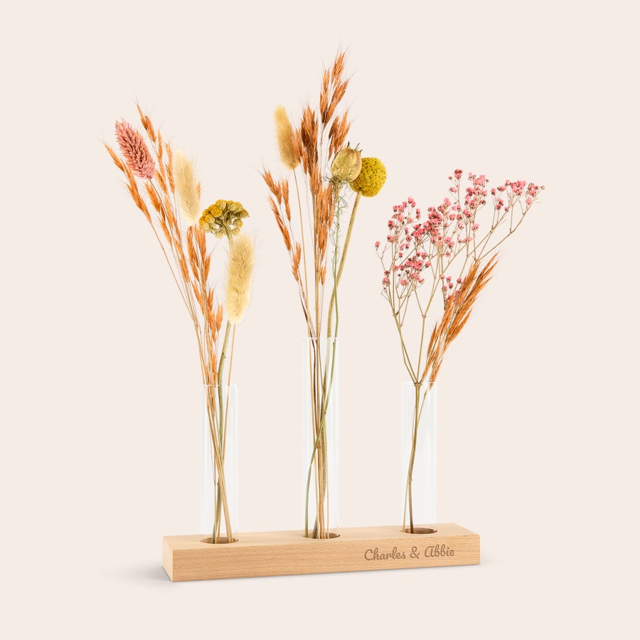 Tørrede blomster med personlig træholder En personaliseret gave med tørrede blomster i vaser og træholder, indgraveret med teksten Charles & Abbie.