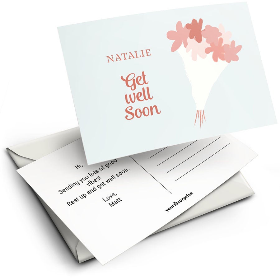 Személyre szabott képeslap Natalie nevével, jobbra rózsaszín virágcsokor grafikával és "Get Well Soon" felirattal, hátoldalán üdvözlő szöveggel nyomtatva.