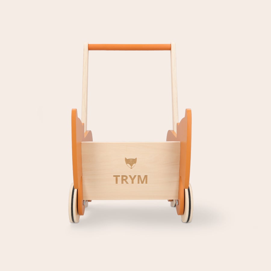 Personlig trillevogn i tre til små barn Oransje trevogn med "TRYM" og et revehode inngravert, oppmuntre de minste til å gå.