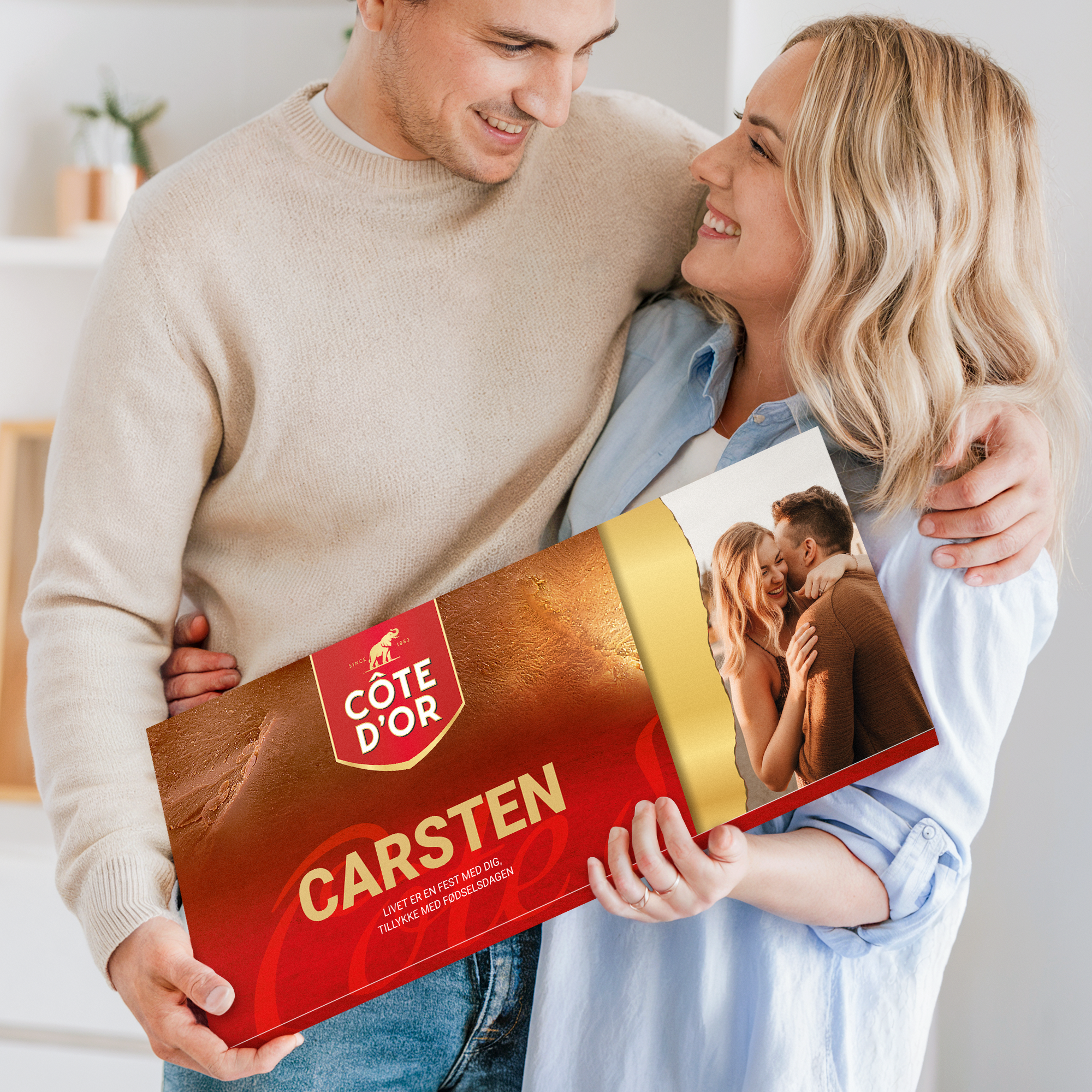 Kæmpe Côte d'Or chokolade personliggjort med Carstens navn, en hilsen og et foto af parret.