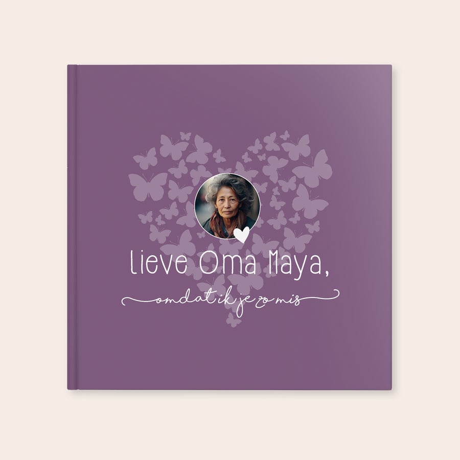 Boek "Lieve Oma, omdat ik je zo mis" met naam Gepersonaliseerd boek Lieve Oma omdat ik je zo mis Hardcover met eigen foto en tekst gedrukt, paarse kaft met vlinders