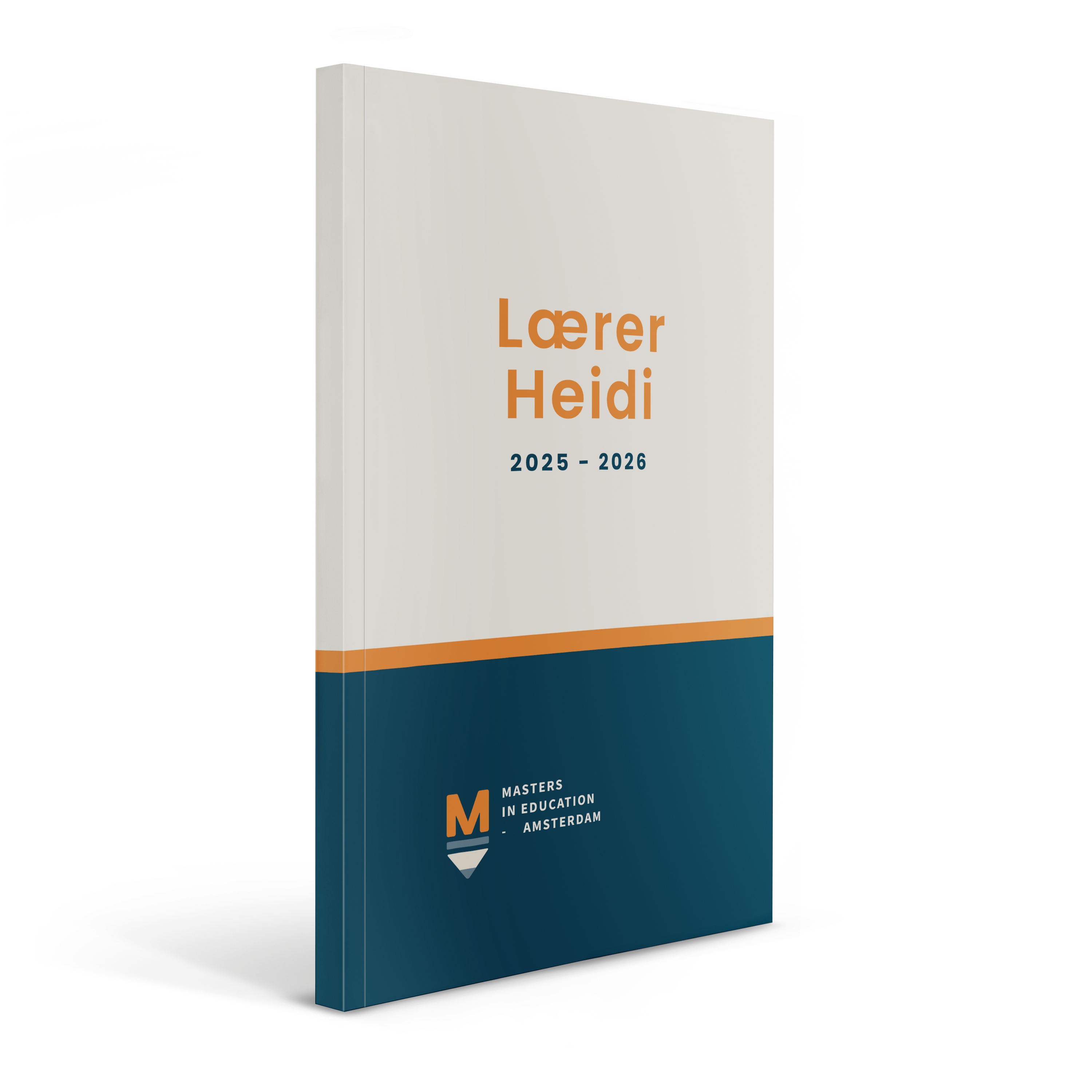 Personaliseret skolekalender med et design trykt på forsiden, der inkluderer navn, skoleår og logo.