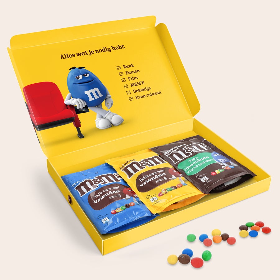 Gepersonaliseerde M&M's moviebox Een open, gele M&M's Film Giftbox bedrukken - Groot gevuld met drie zakjes M&M's en gepersonaliseerd met een afbeelding van een bioscoopstoel en M&M's-personage.