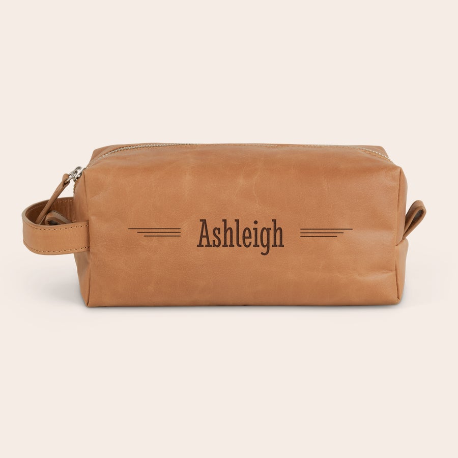 Geantă de toaletă din piele gravată Trusă de toaletă personalizată din piele maro deschis, gravată cu numele Ashleigh și un design elegant.