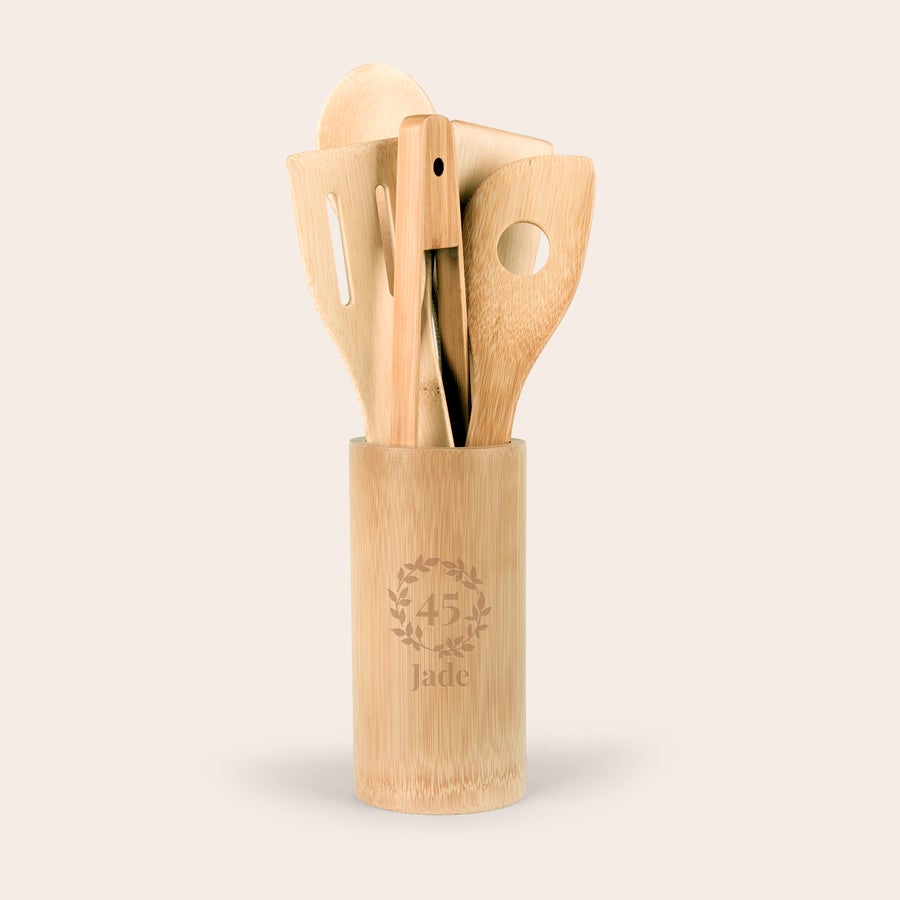 Utensili da cucina in legno bambù personalizzati Set di utensili da cucina in bambù con porta utensili, personalizzato con il numero 45 e il nome Jade, inciso con una corona di alloro