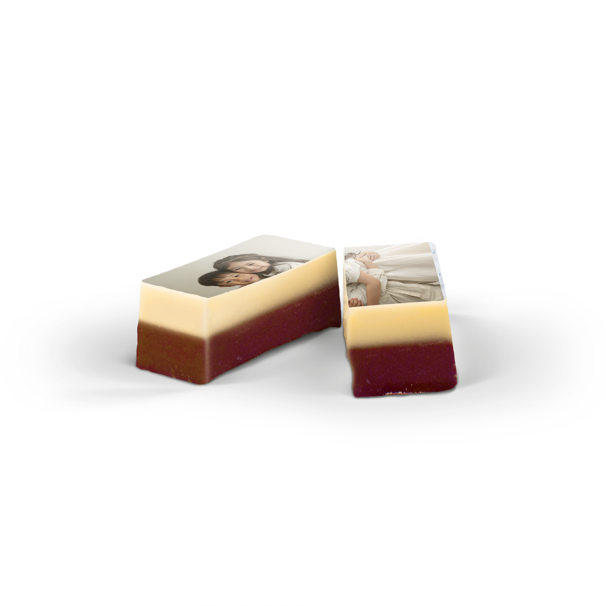 Deliciosos chocolates impresos con foto en set de 25 piezas, con doble capa de chocolate blanco y oscuro personalizable.