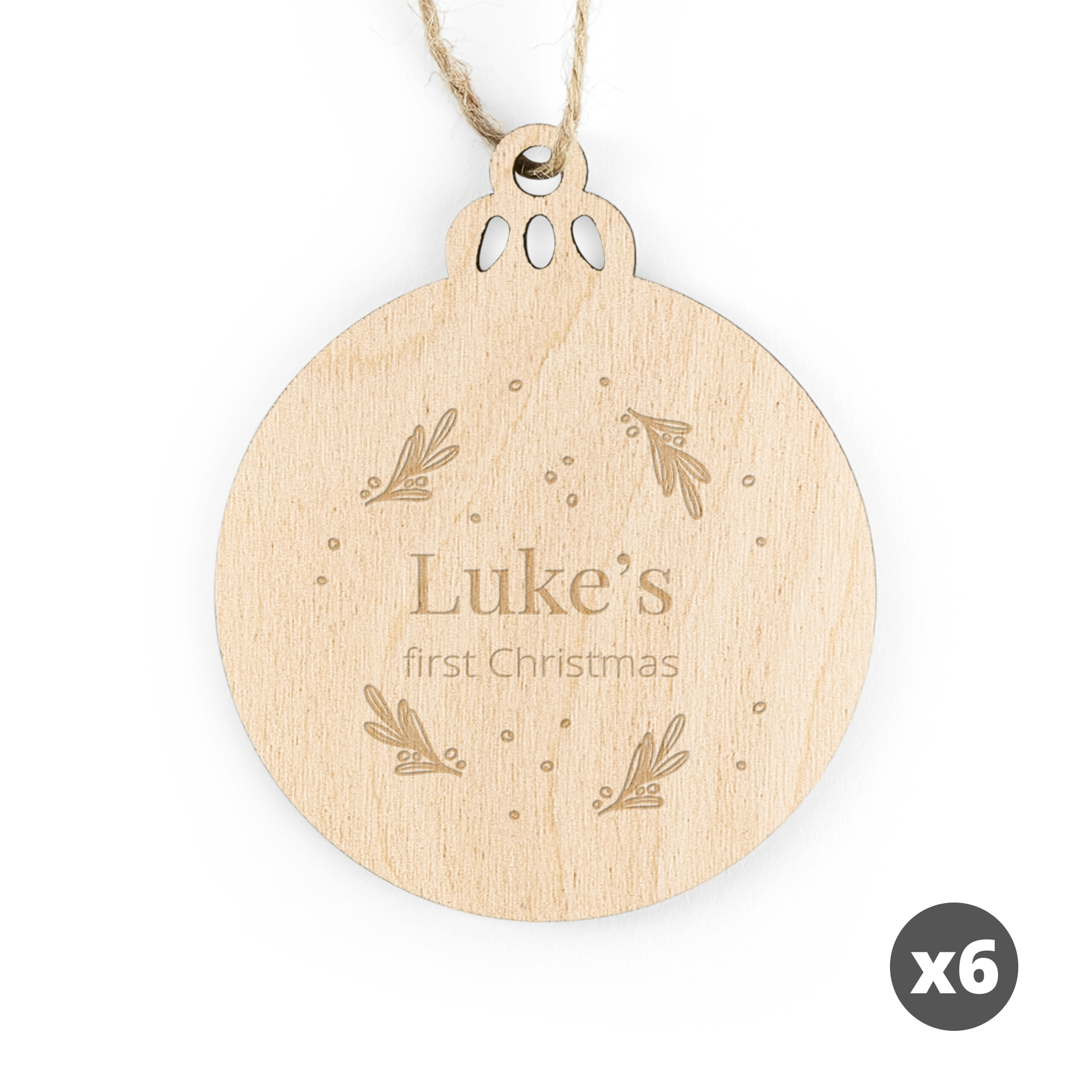 Dřevěná vánoční ozdoba ve tvaru kruhu gravírovaná jménem Luke's First Christmas
