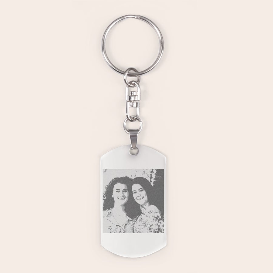 Porta-chaves gravados Porta-chaves branco personalizado, gravado com uma foto em preto e branco de duas mulheres jovens e sorrindo