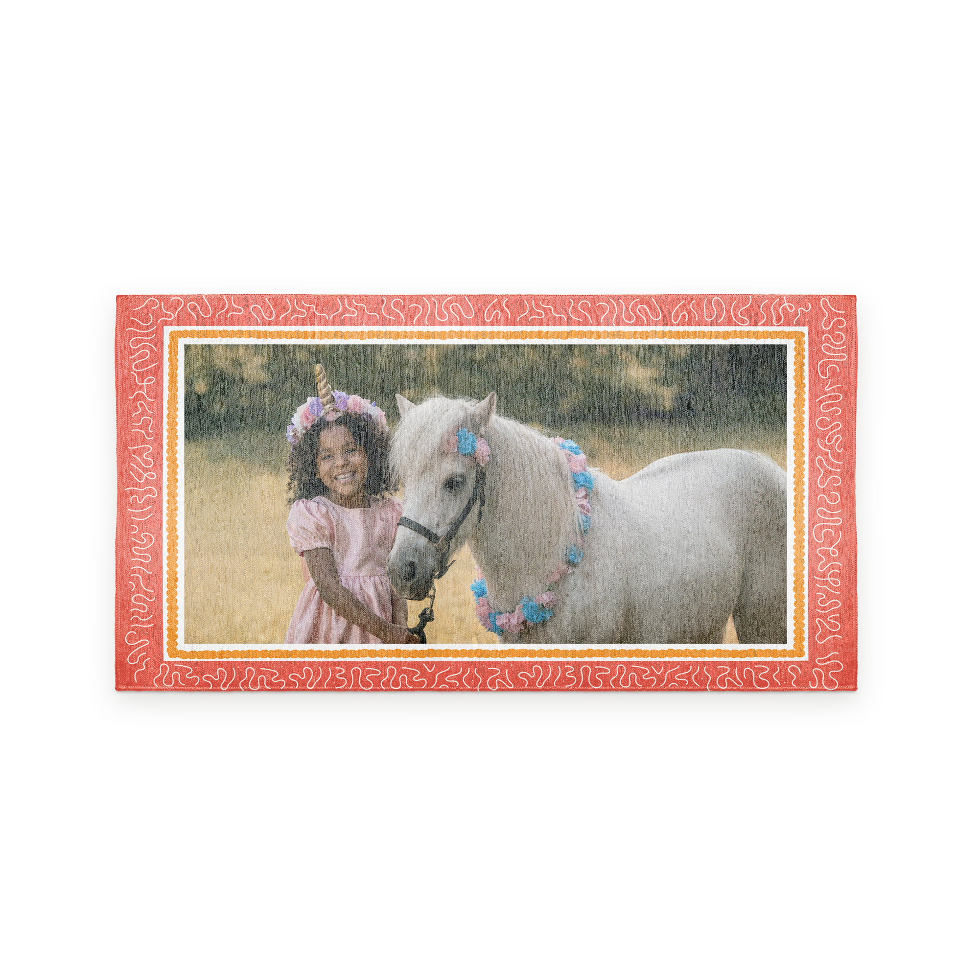 Gepersonaliseerd speelkleed - 150 x 80 cm, met een schattige foto van een kind met een eenhoornband en een pony, bedrukt met een eigen foto.