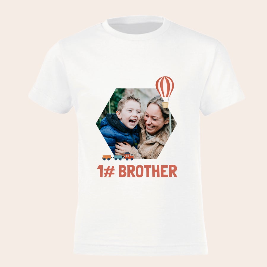 T-shirt Personalizada - Irmão/irmã mais velho/a T-shirt branca personalizada com foto de criança e mulher, texto "1# BROTHER", balão e comboio. Anuncie a sua gravidez com esta linda t-shirt personalizada por si!