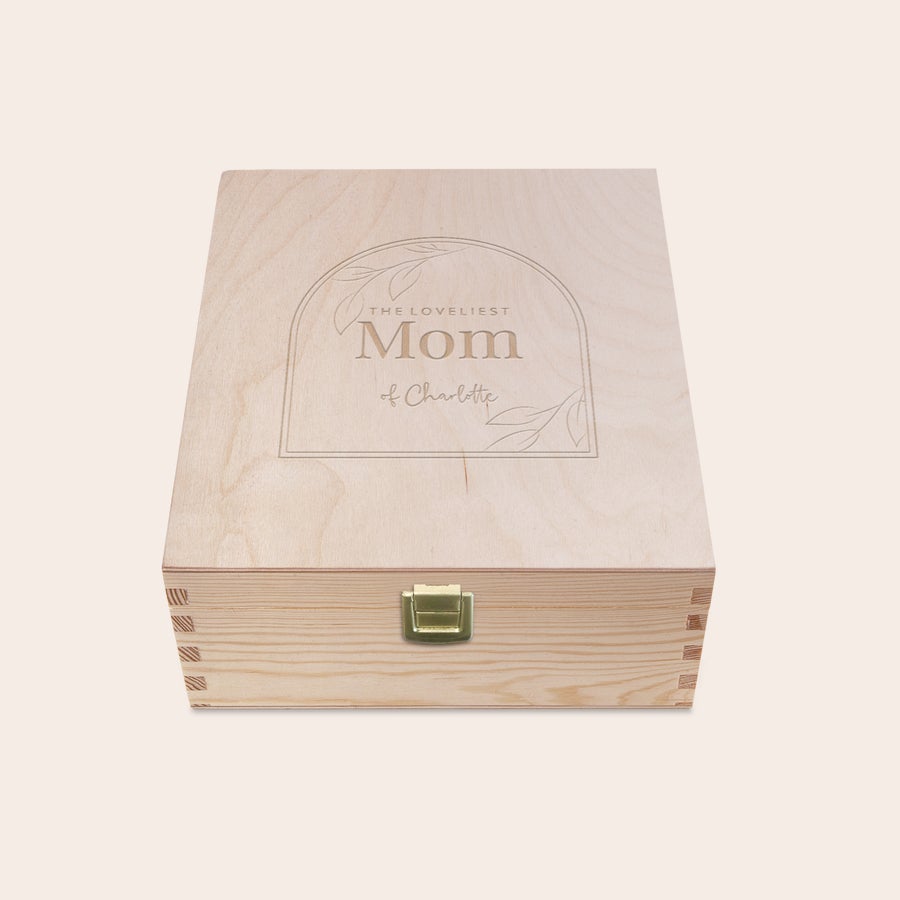 Pojemnik na herbatę Personalizowane drewniane pudełko na herbatę z wygrawerowanym napisem The Loveliest Mom of Charlotte i herbatami Pukka