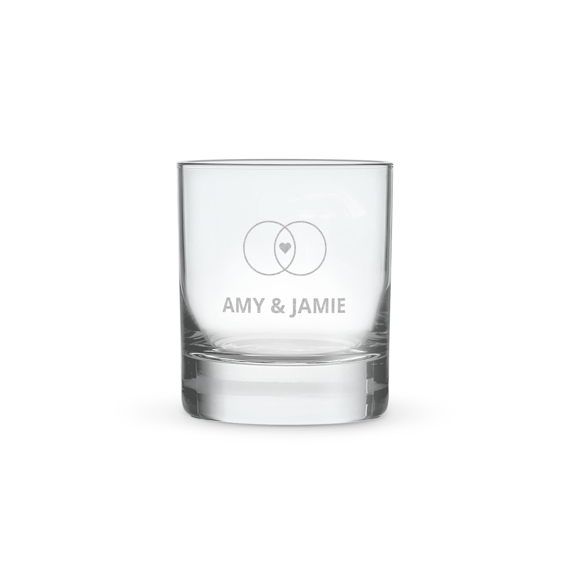 Sklenice na whisky z dárkové sady Jack Daniels, gravírovaná s motivy spojených kruhů se srdcem a jmény Amy & Jamie.