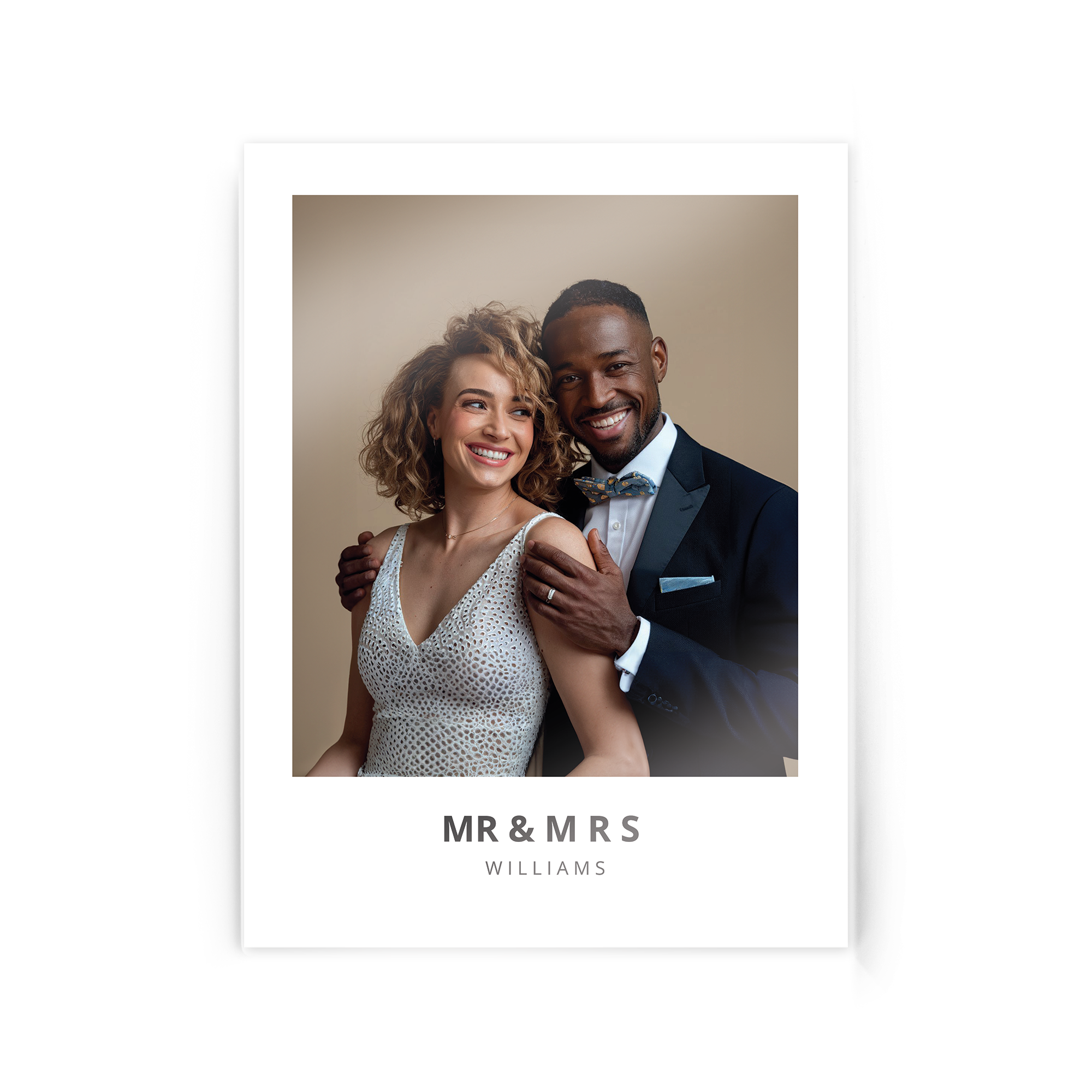 Foto na akrylu se svatebním párem a personalizovaným textem "MR & MRS WILLIAMS", skvělé pro imortalizaci památky.