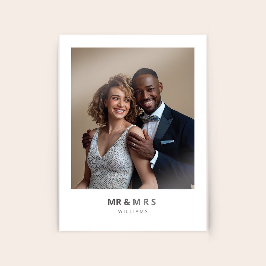 Foto på akryl Et bilde på akryl med et smilende par og teksten Mr & Mrs Williams, trykt med et personlig bilde.