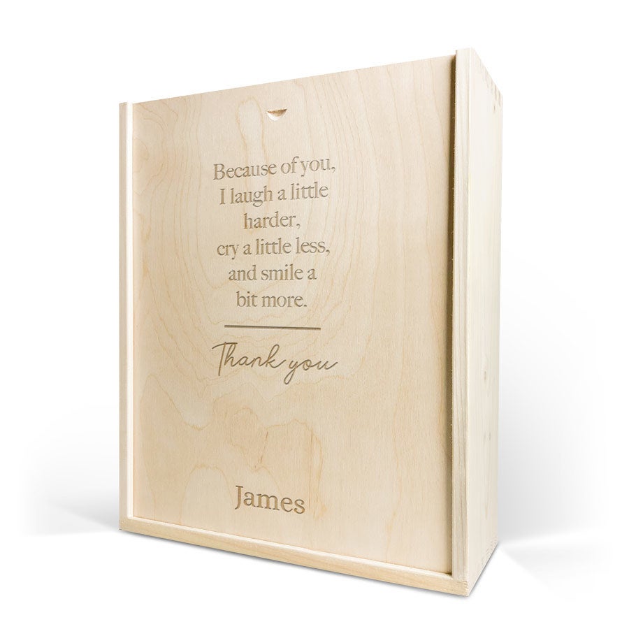 Luxuosa caixa de vinho gravada com a frase "Thank you James", ideal para um pacote de vinho Old Cape personalizado.