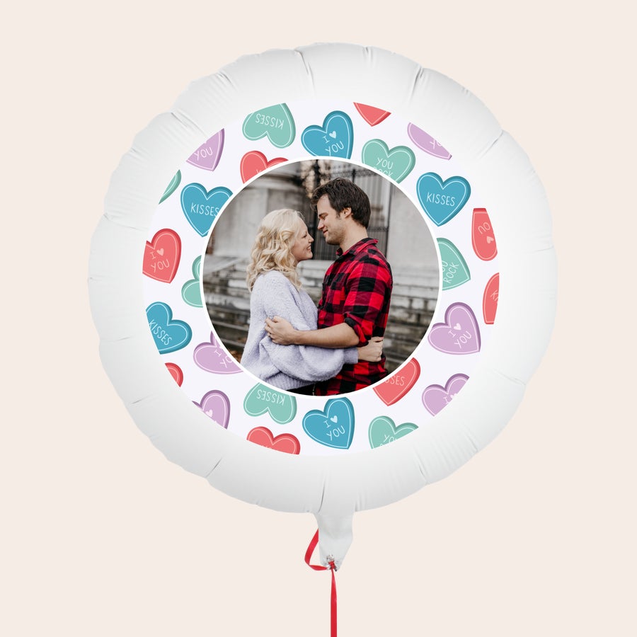 Balon zdjęciem i tekstem Okrągły biały balon z nadrukowanym zdjęciem pary i kolorowymi serduszkami, wyślij indywidualny balon na każdą okazję.