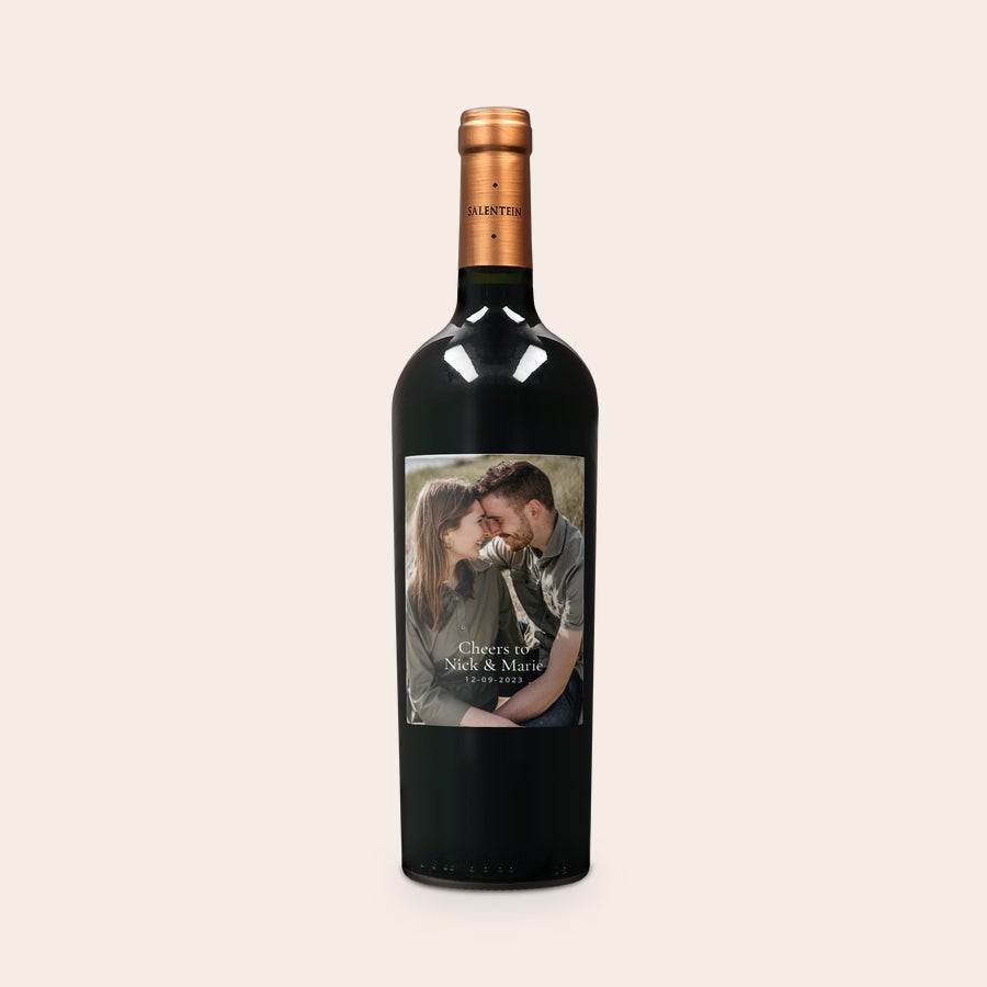 Personalizované víno Salentein Malbec Fľaša Salentein Malbec vína s foto etiketou s textom Cheers to Nick & Marie 12-09-2023, ideálny darček.