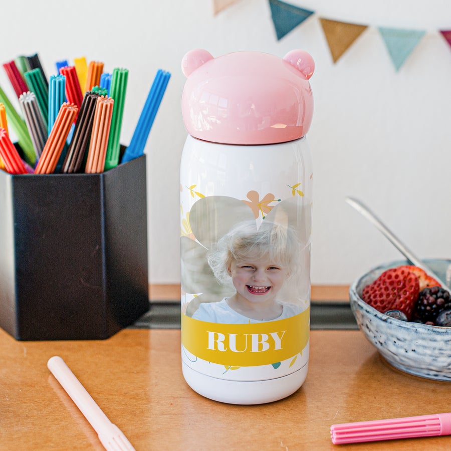 https://static.yoursurprise.com/galleryimage/f0/f00f566ae154b5a2b29b89e3fc7cfa8b/personalised-water-bottle-for-kids-pink.png?width=900&crop=1%3A1&bg-color=ffffff&format=jpg