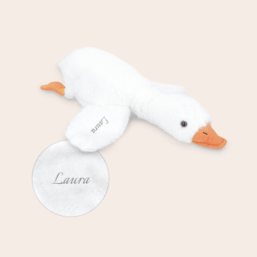 Peluche oie brodée Peluche oie blanche personnalisée avec le prénom Laura brodé en gris sur son aile. Surprenez vos petits.