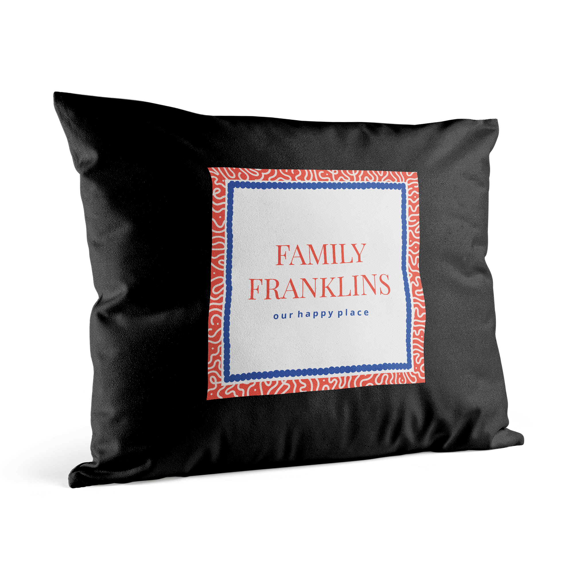 Schwarzes Kissen, bedruckt mit einem individuellen Designrahmen und dem Text "Family Franklins, our happy place".