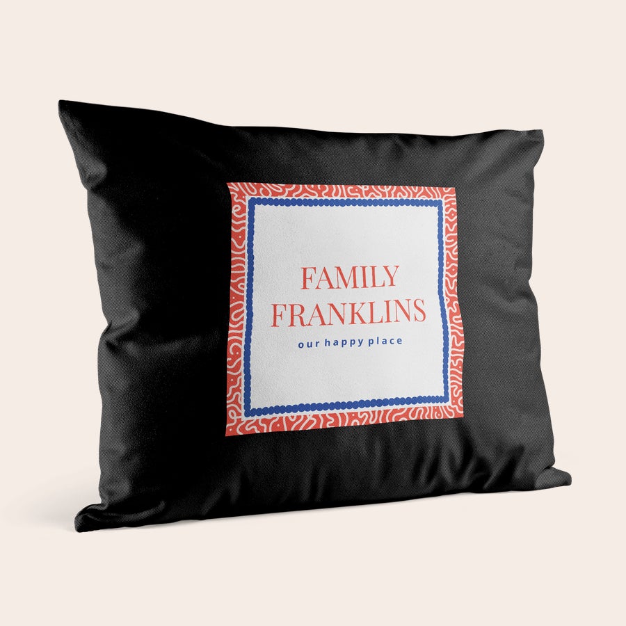 puter Svart pute trykt med et bilde av "Family Franklins" og teksten "our happy place", omgitt av en rød og blå ramme.