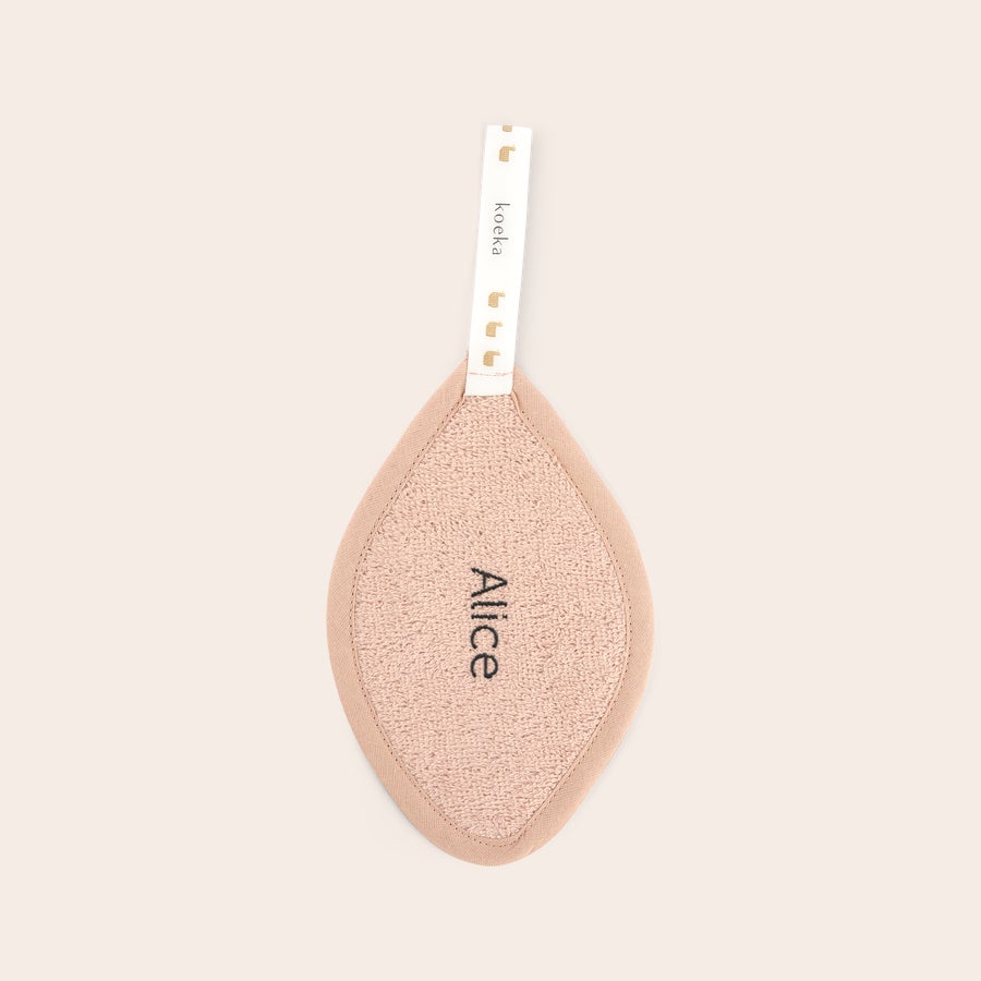 Pano porta chupetas com bordado Porta-chupetas de tecido rosa pêssego com o nome Alice bordado em preto para surpreender o pequenote