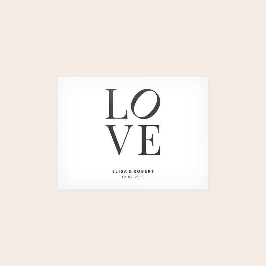 Poster met foto Gepersonaliseerde poster met Love tekst, namen Elisa en Robert en datum 12.07.2019, gedrukt op 240 grams papier om je mooiste momenten te vereeuwigen.