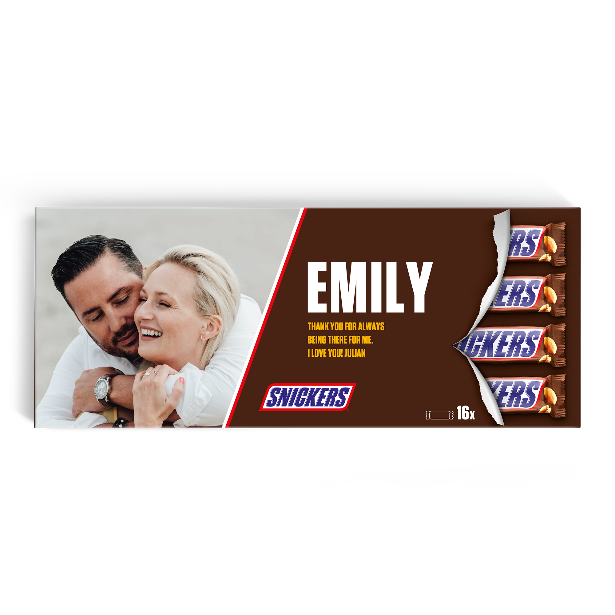 Acest baton de ciocolată XXL Snickers personalizat cu o fotografie a unui cuplu, numele Emily și textul Mulțumesc că ești mereu alături de mine. Te iubesc! Julian, imprimat pe ambalaj, include 16 batoane Snickers.