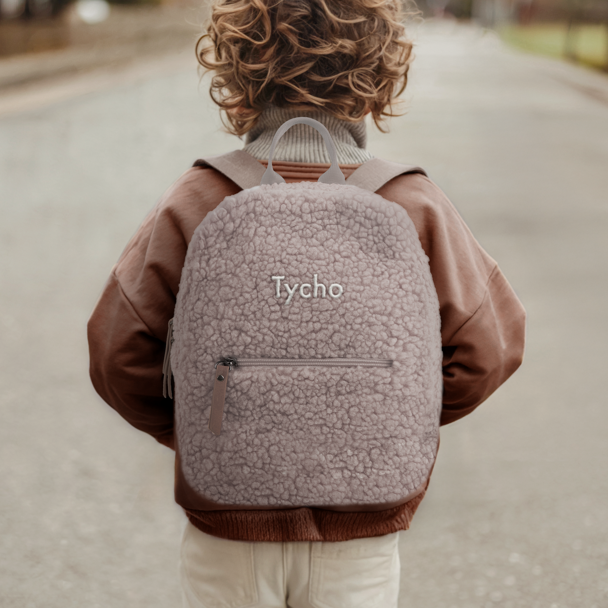Teddy Rugzak voor Kind in Taupe, geborduurd met de naam Tycho op de voorkant.
