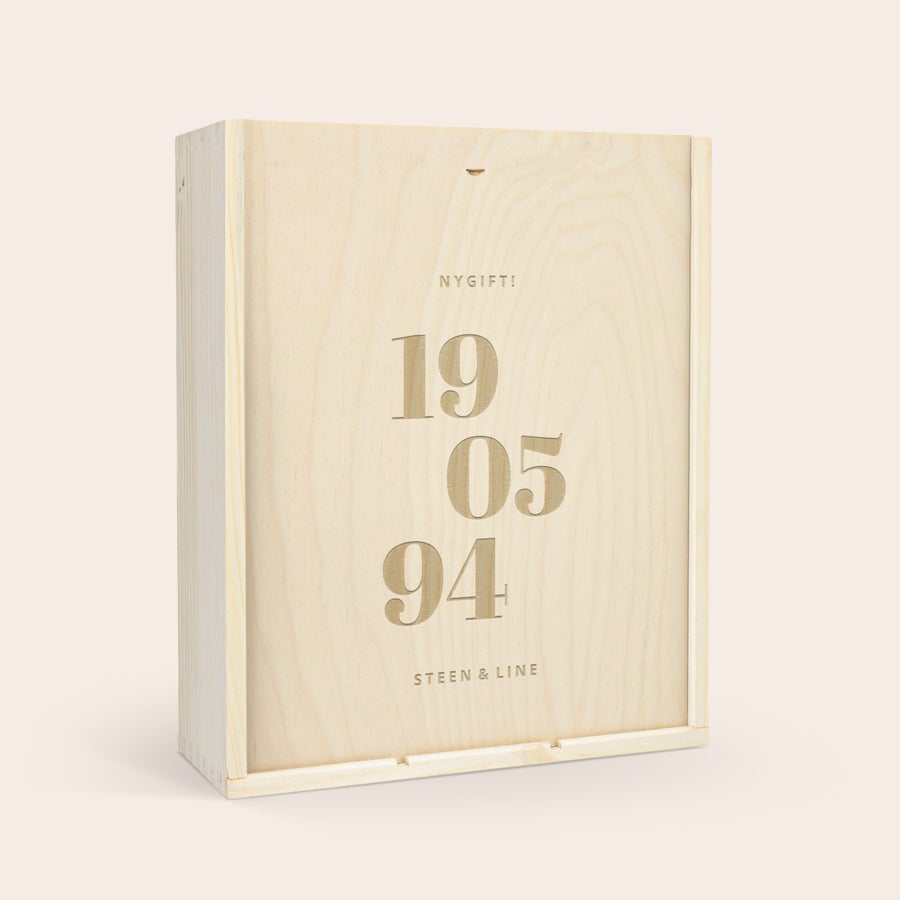 Hvidvin med personlig etikette - Maison de la Surprise Chardonnay Luksus vin gave sæt med indgraveret trælåg, tilpasset med NYGIFT, dato 19 05 94 og navnene STEEN & LINE
