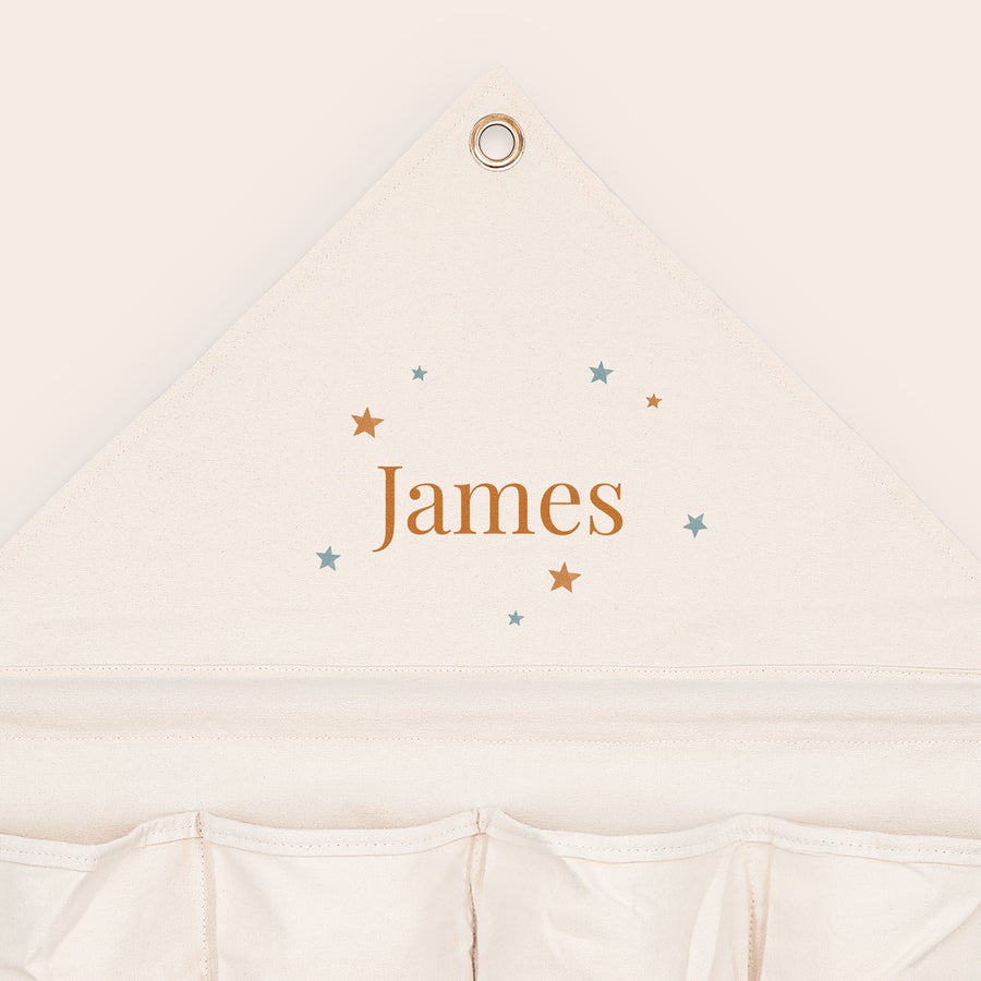 Hangende Opbergzak met naam en/of foto Gepersonaliseerde hangende opbergzak organiser met naam 'James' en sterren, bedrukt