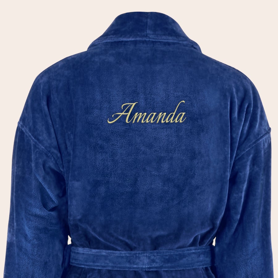 Badekåpe for kvinner med navn Blå badekåpe brodert med navnet "Amanda" i gul skrift, perfekt å gi i gave.