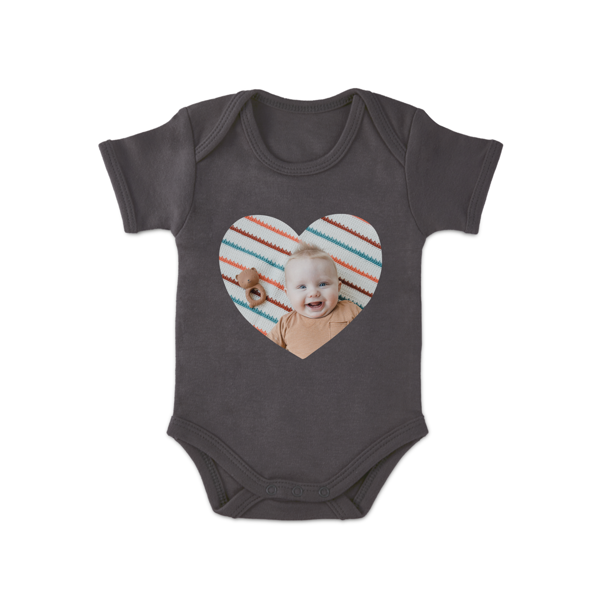 Body de bebé em cinzento escuro com foto de bebé sorridente impressa em formato de coração. Ideal para surpreender os recém papás.