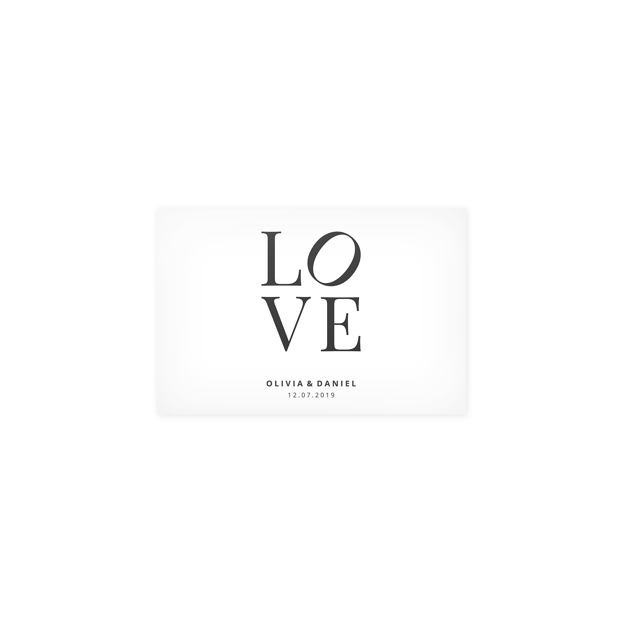 Personlig poster med LOVE tryckt i svart, anpassad med namnen Olivia & Daniel och datumet 12.07.2019