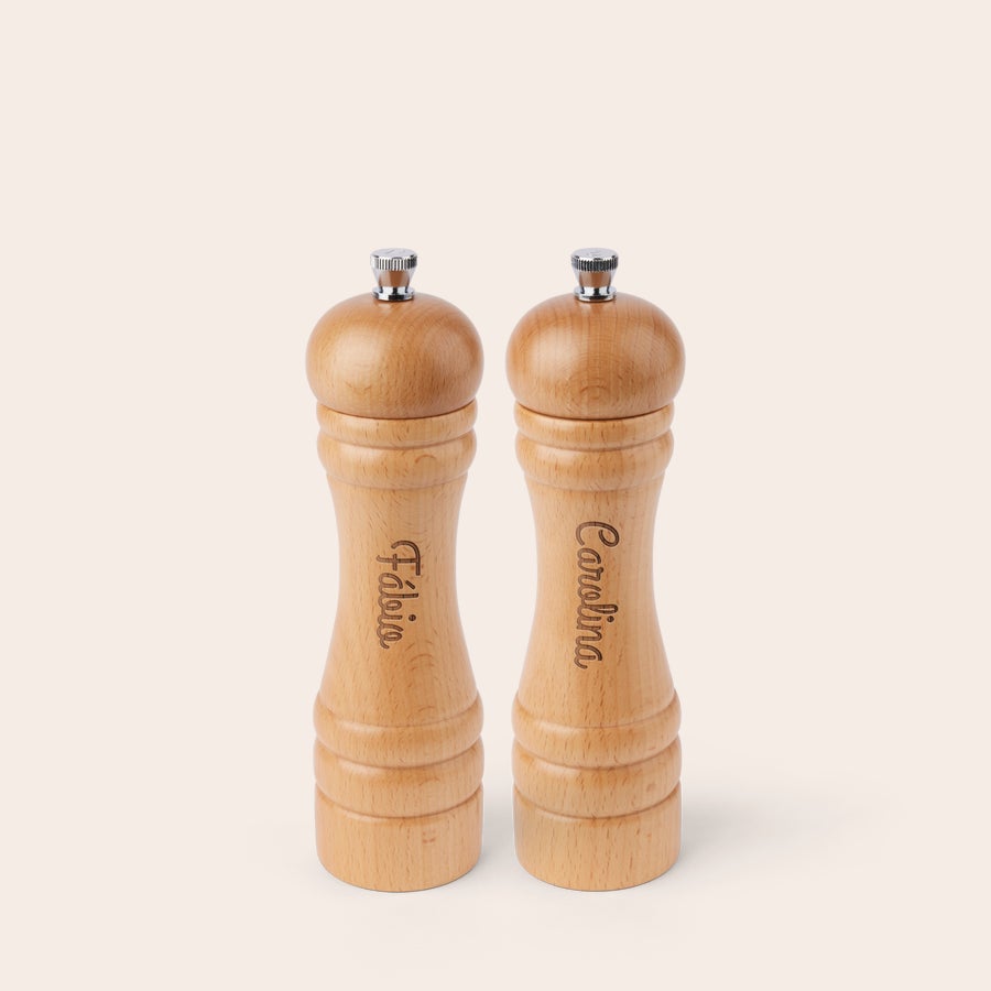 Conjunto de moinhos de sal e pimenta com nome Conjunto de moinhos de sal e pimenta em madeira de faia, gravados com os nomes Fábio e Carolina