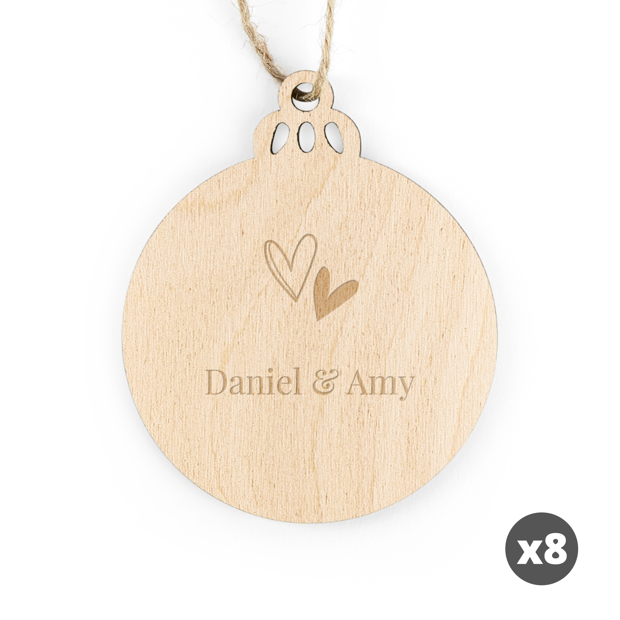 Decorazione natalizia a forma di sfera in legno chiaro incisa con due cuori e i nomi Daniel & Amy. Decora l'albero di Natale con queste decorazioni natalizie a forma di sfera in legno inciso con nome