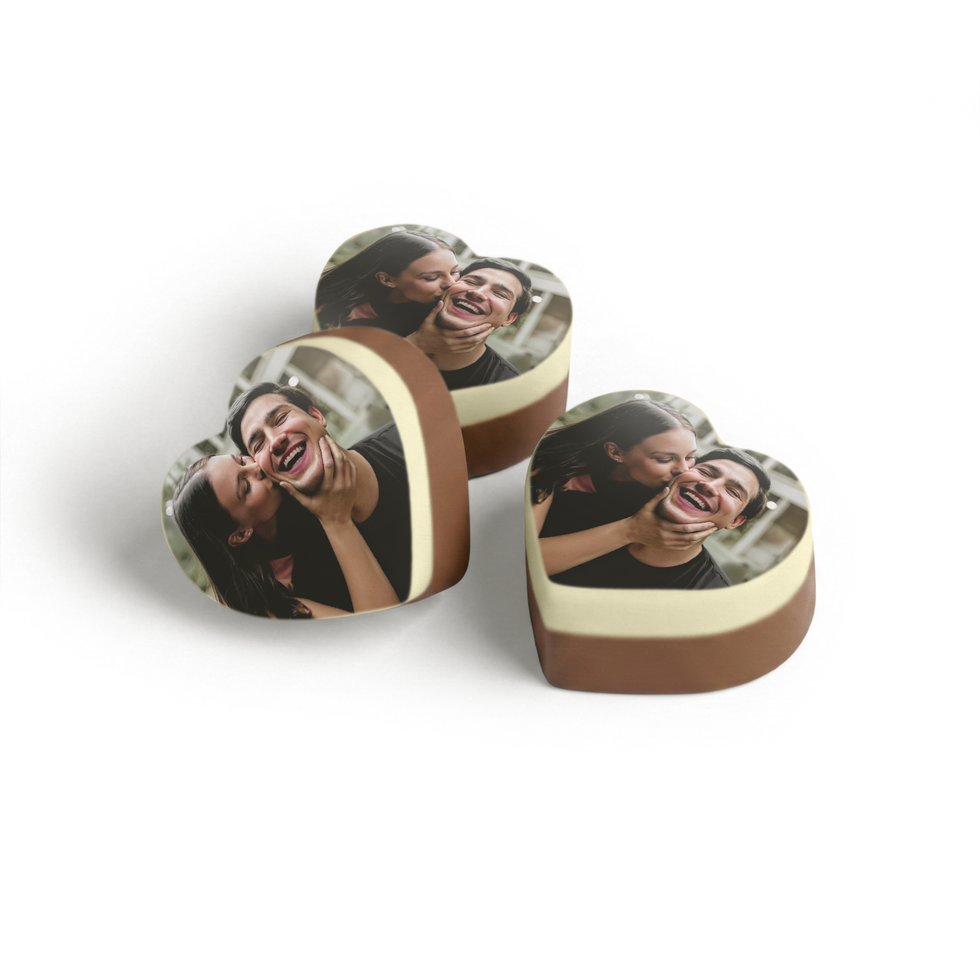 Personalizirani trdni bonboni v obliki srca s potiskano fotografijo para v objemu.
